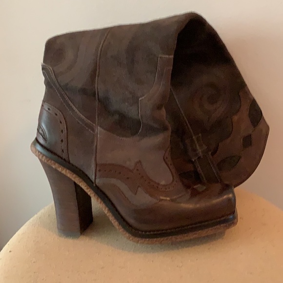 Lisa for Donald J Pliner knee boot. - Picture 5 of 6